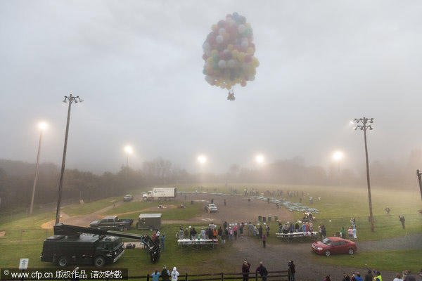 Man using cluster balloons lands in Newfoundland