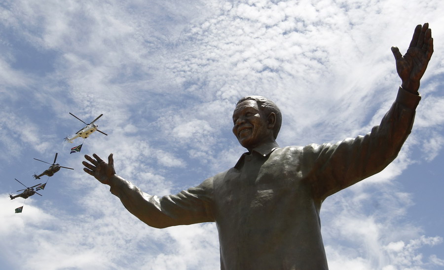 S. African president unveils Mandela statue