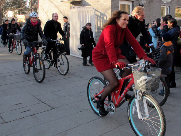 Danish minister tours Beijing on her bicycle