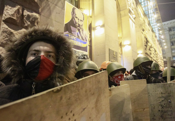 Ukraine protesters end city hall occupation