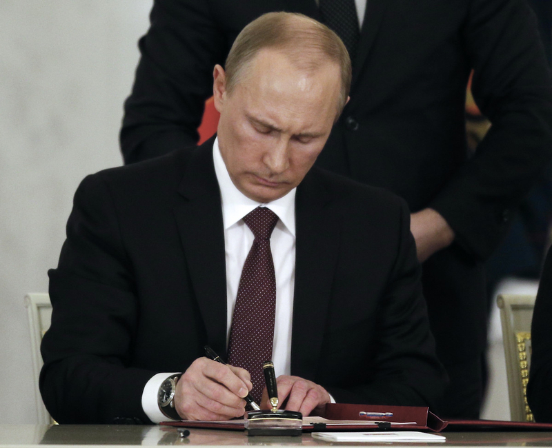 Putin signs treaty for Crimea to join Russia