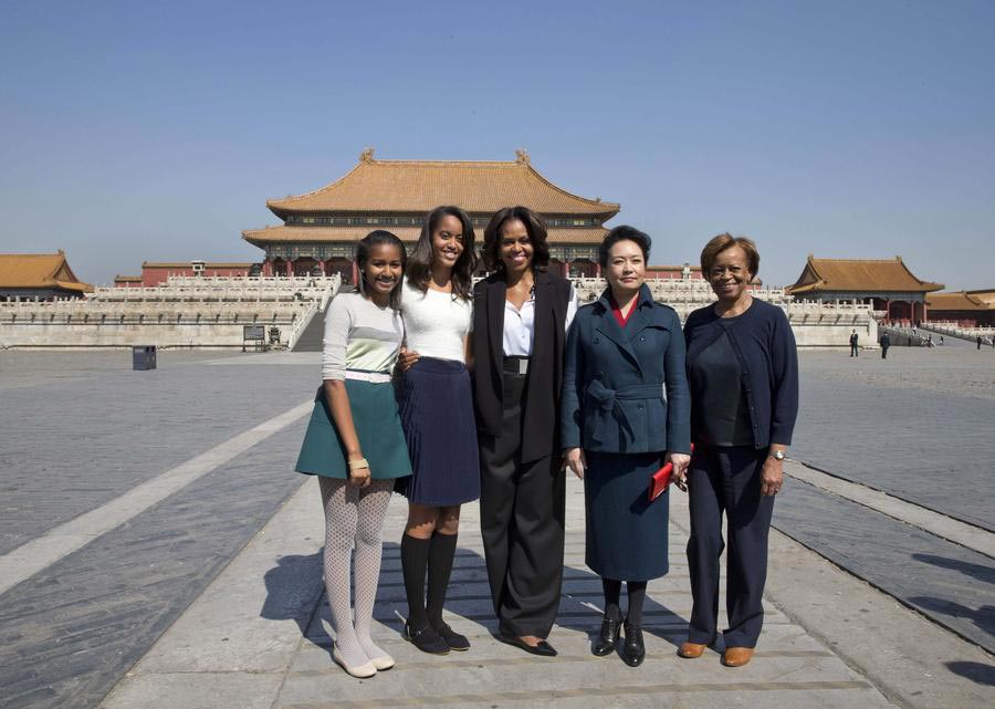 Peng Liyuan meets with Michelle Obama