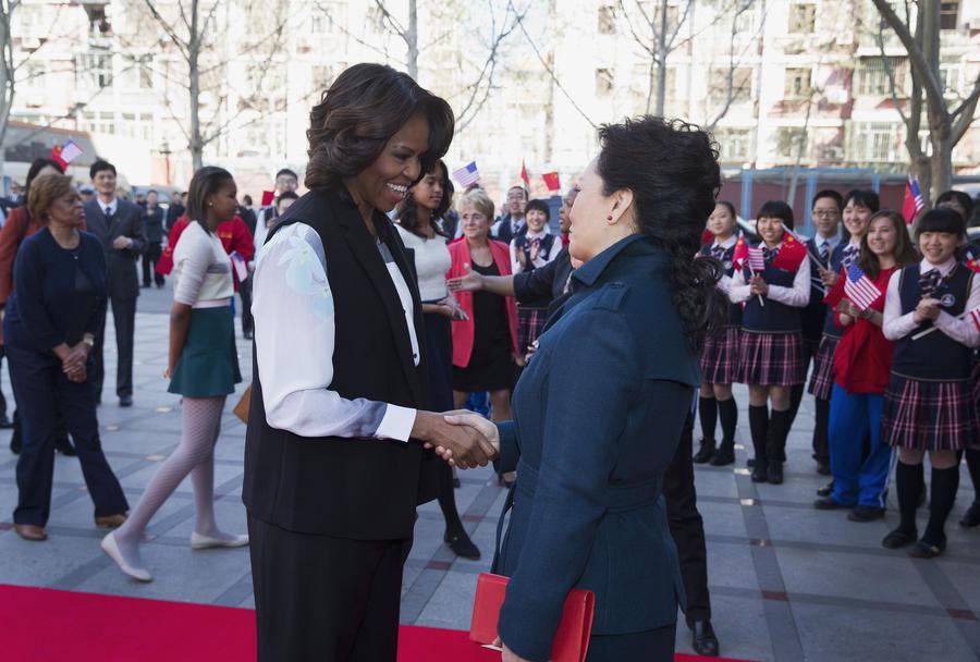 Peng Liyuan meets with Michelle Obama