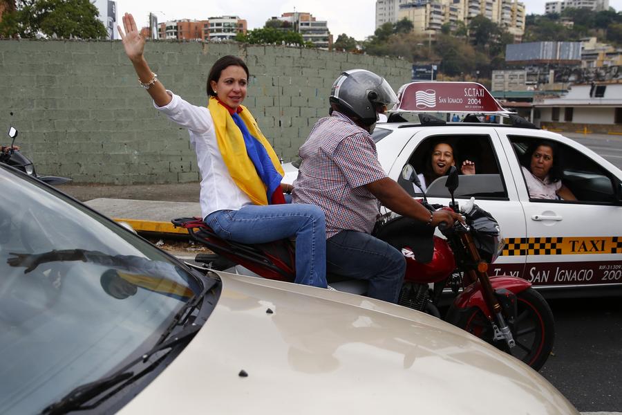 Venezuelan anti-govt protesters set fire in rally