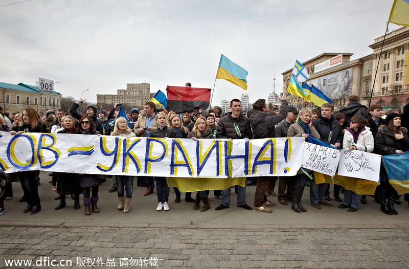 Pro-Russian demonstrators announce Kharkov's independence