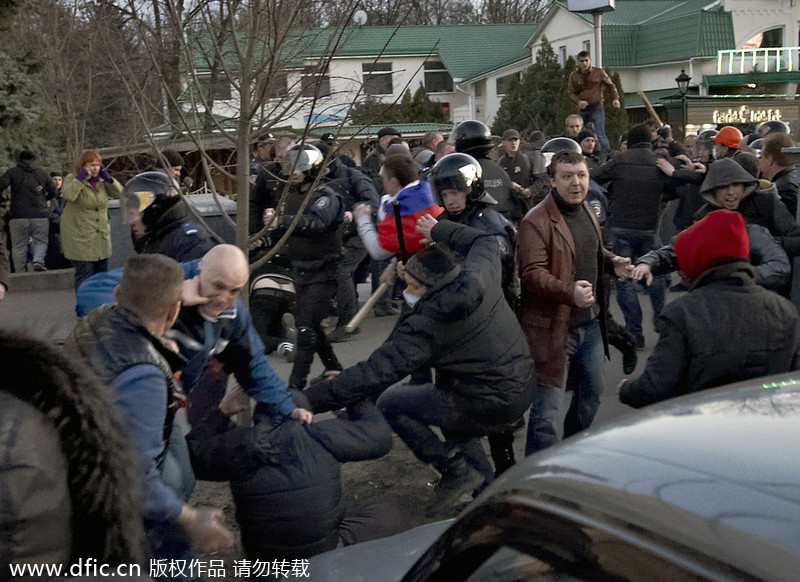 Pro-Russian demonstrators announce Kharkov's independence