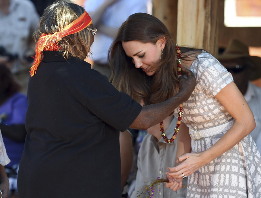 Prince William, Kate visit Ayers Rock