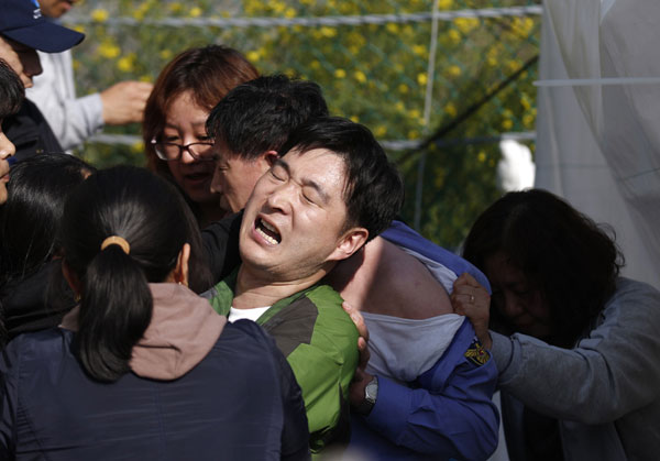 Families of ferry's lost confront S Korea officials