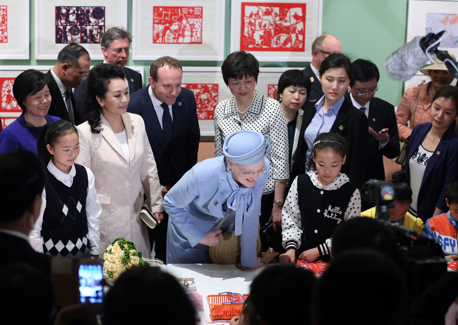 First lady and Danish Queen read stories for children