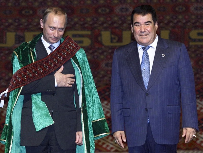 World leaders wear gowns to collect certificates