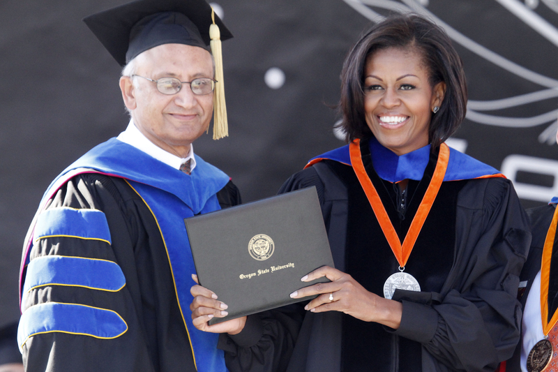 World leaders wear gowns to collect certificates