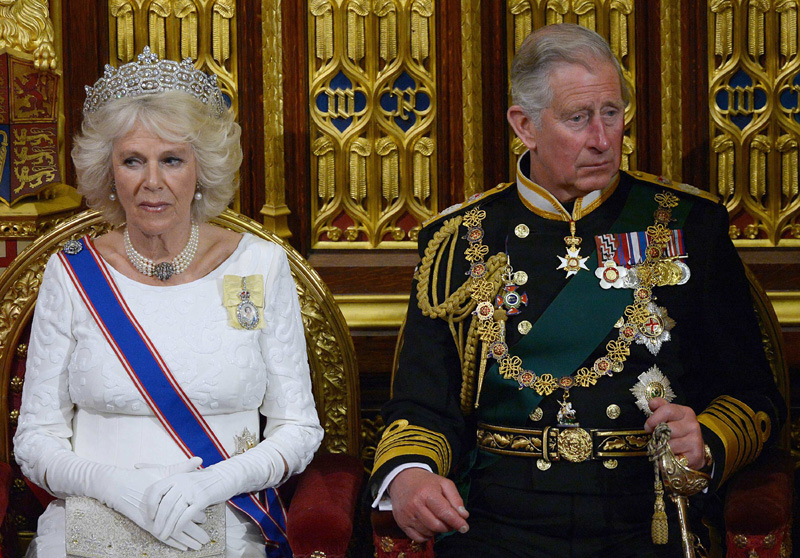 Queen Elizabeth travels in new Diamond Jubilee State Coach