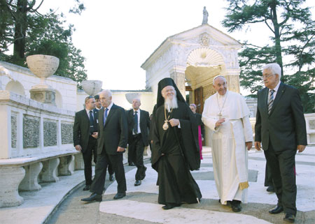 Pope says Israel, Palestine must strive toward peace