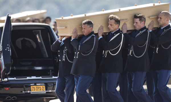 40 bodies from jet returned to Dutch soil
