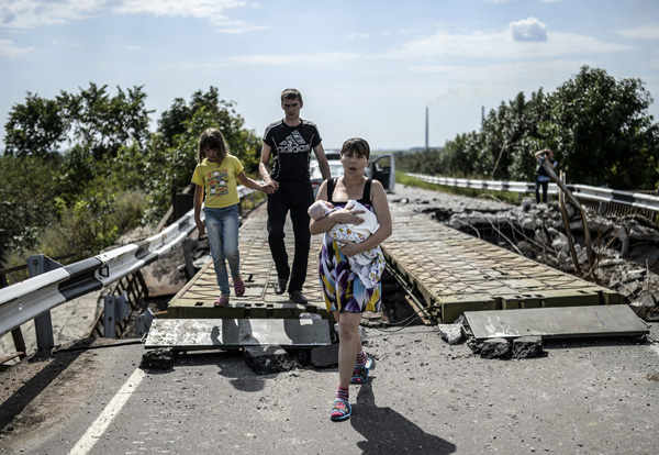 70 international experts arrive at MH17 crash site