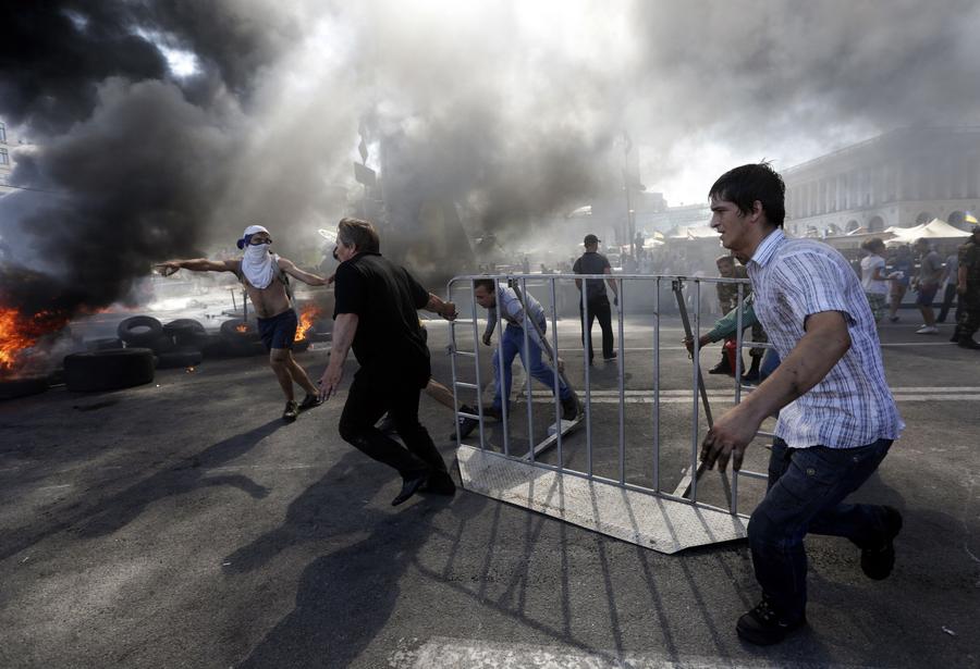 Smoke rises during clashes in Kiev