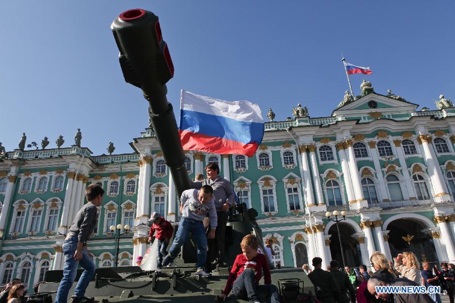 Russian people celebrate National Flag Day
