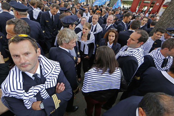 Air France pilots protest as premier spurns strike