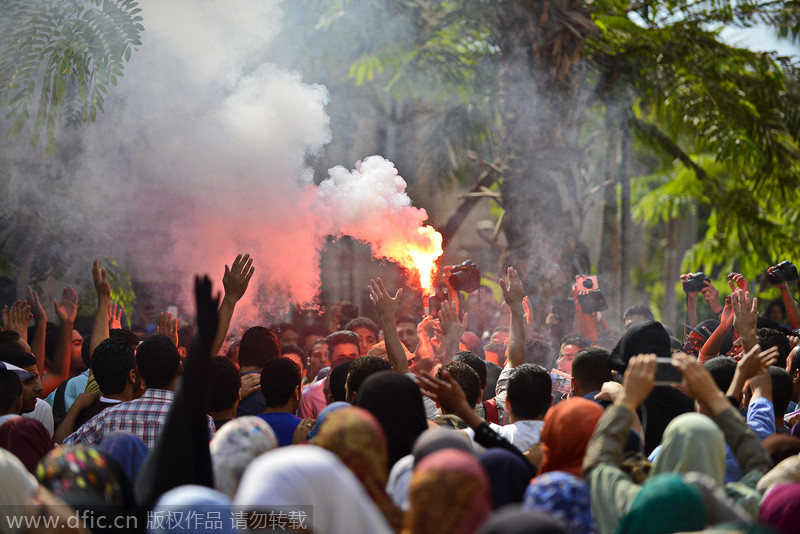 Egyptian students protest against military rule, support Mohammed Morsi