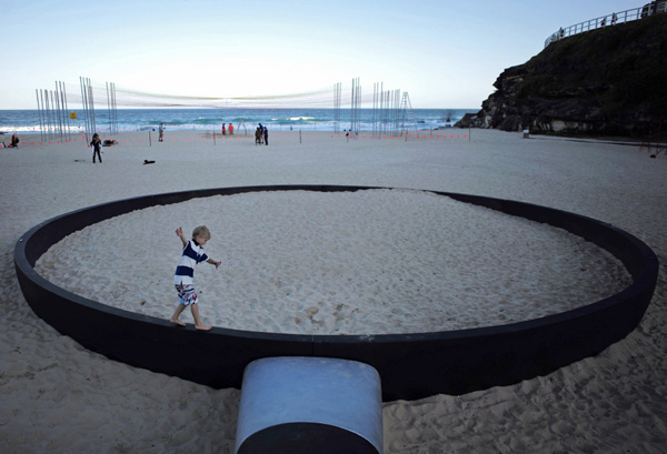 'Sculpture by the Sea' exhibition in Sydney attracts visitors