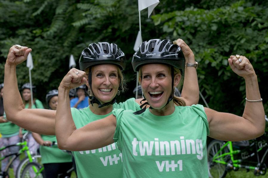 Twins on tandem bikes try to set Guinness World Record