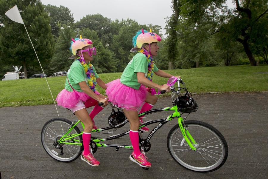 Twins on tandem bikes try to set Guinness World Record