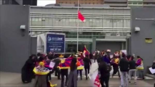 Australian police arrest Tibetan protesters at Chinese consulate