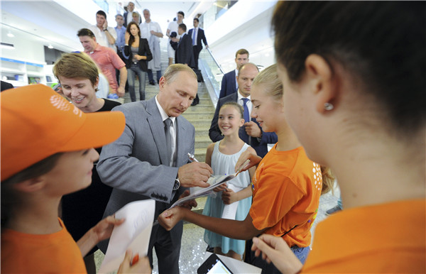 Putin takes part in hockey game against students in Russia