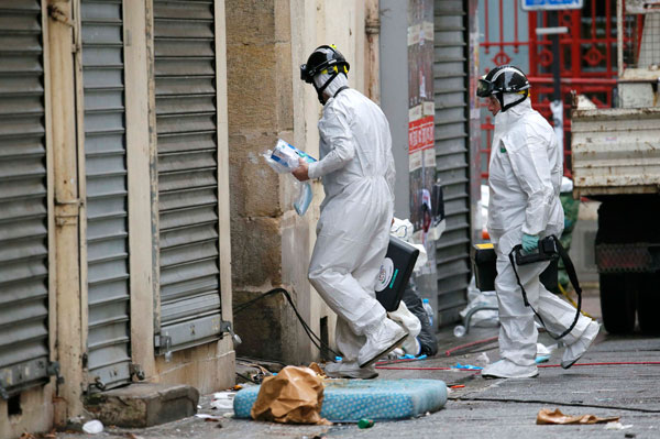 French PM Valls says chemical warfare risk not ruled out