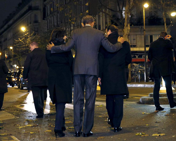 Obama visits Paris attack site, pays tribute to victims