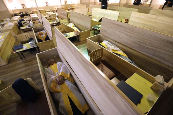 South Korean 'mock funerals' seek to ease life's stresses