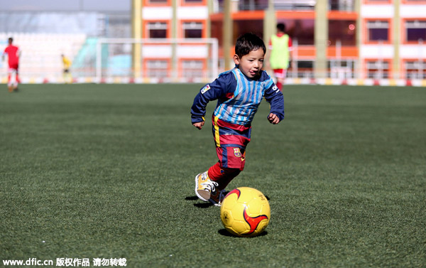 Plastic-shirted Afghan boy to meet Messi in Spain