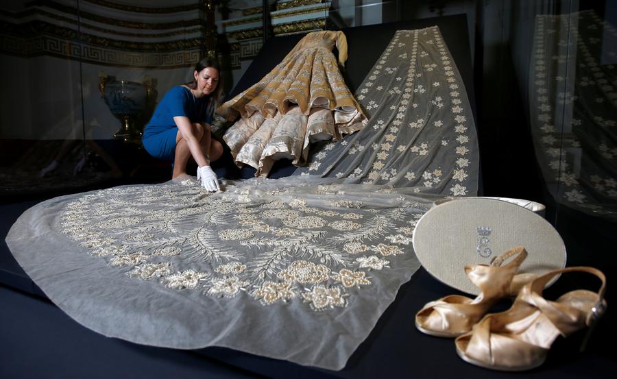 Fashion of Queen Elizabeth on exhibition in London