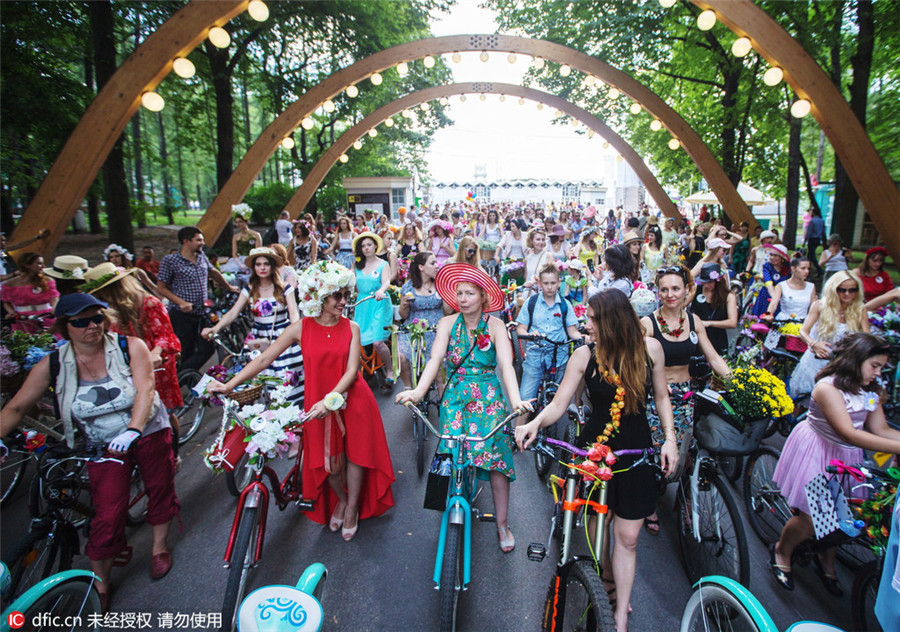 Moscow hosts Lady on Bicycle parade