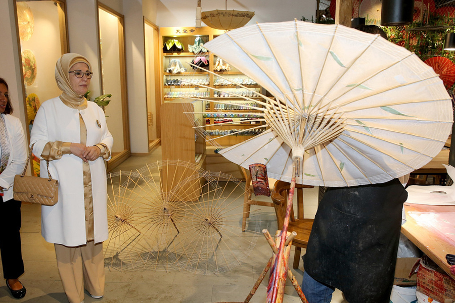 First Ladies shopping in Hangzhou