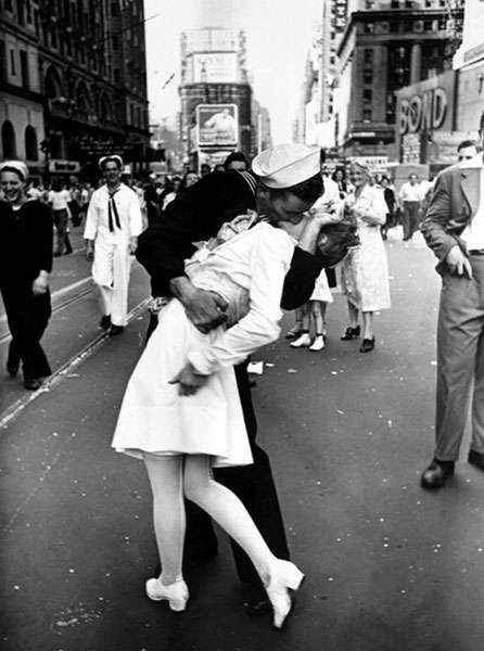 Woman in iconic V-J Day kiss photo dies at 92