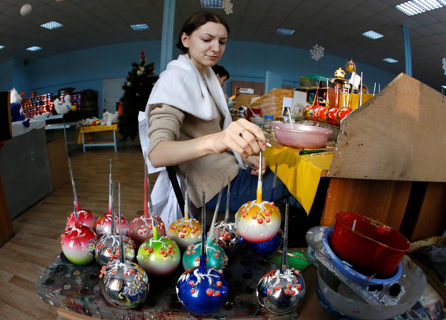 Russian toy factory prepares for Christmas