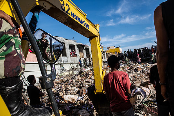 Aid groups descend on quake zone; 102 dead