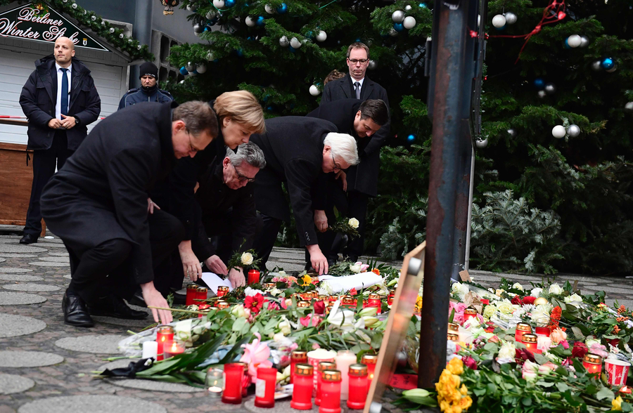 Merkel, Hollande vow 'merciless war' against terrorism