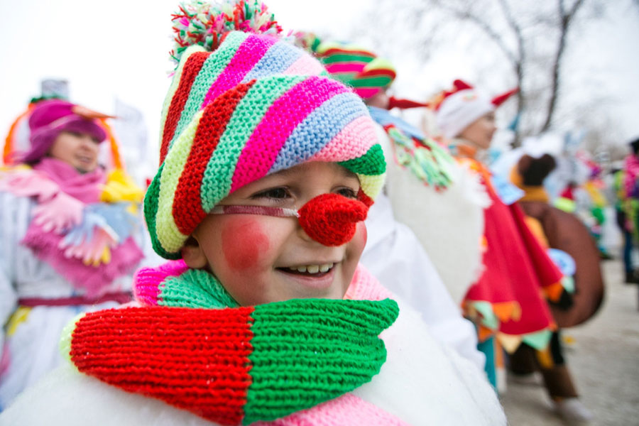 Snowman march adds color to chilly Russia