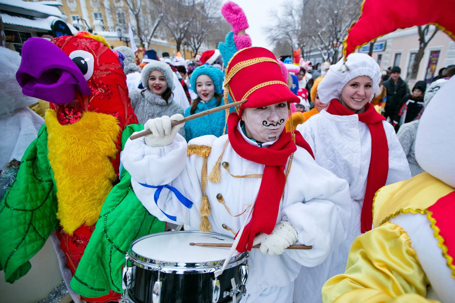 Snowman march adds color to chilly Russia