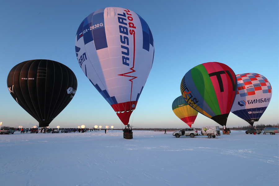Russian adventurer off to set hot air balloon record