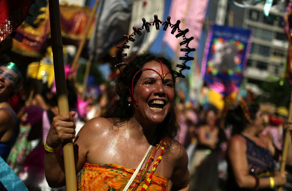 Rio Carnival revelers hunt for bargains amid economic crisis