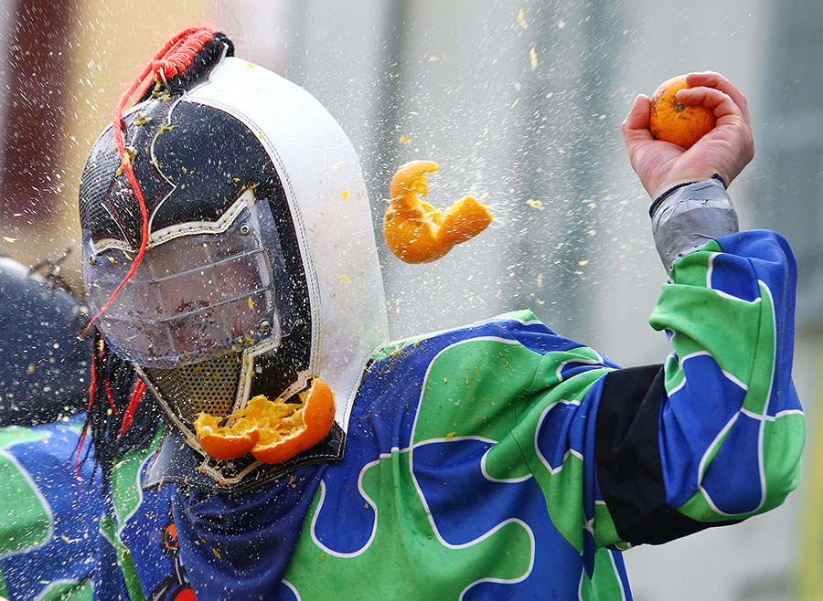 Italian town's carnival: The battle of oranges