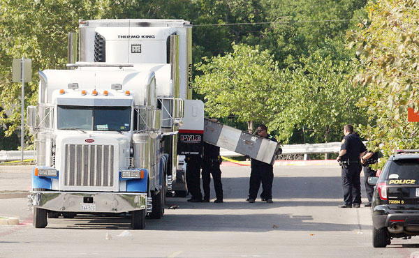 Eight found dead in trailer carrying illegal immigrants in US