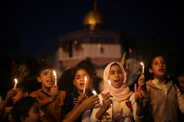 Abbas backs calls to resume prayers in Jerusalem's shrine