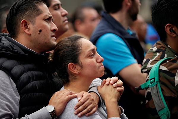 Mexicans turn to church as earthquake death toll hits 320