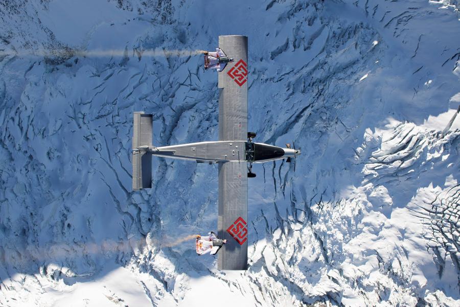 Wingsuit flyers fly into plane from Jungfrau Mountain