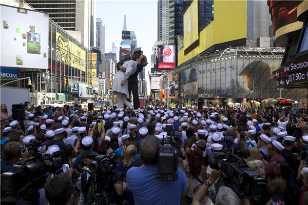 'Kiss-In' couples take over NY's Times Square