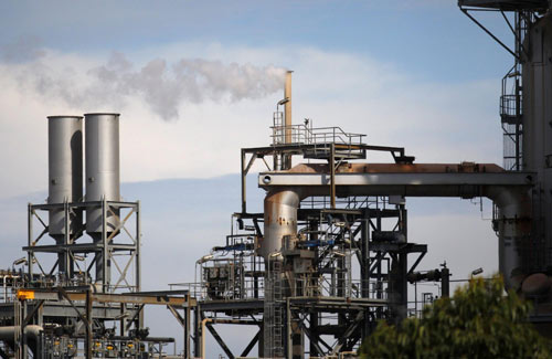 Australia govt to set carbon price from mid 2012